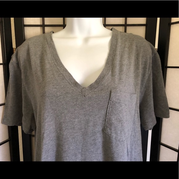 3/15🌼Men’s SZ L Gray V Neck Pocket T Shirt - Picture 2 of 4